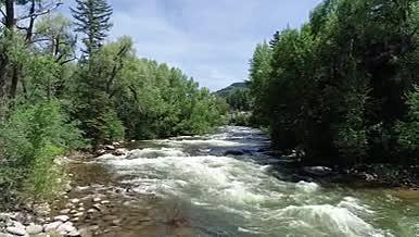 穿越波光粼粼的湍急河流视频的预览图